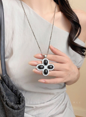 黑色十字架花瓣长款项链女2025新款高级感百搭配饰甜酷辣妹锁骨链