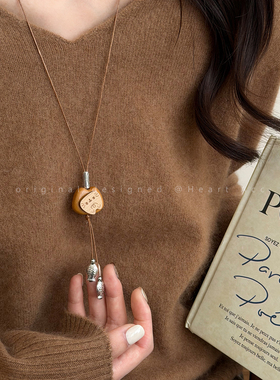 可爱木质小马元宝吊坠项链女小众独特设计蜡绳咖啡豆毛衣链配饰品