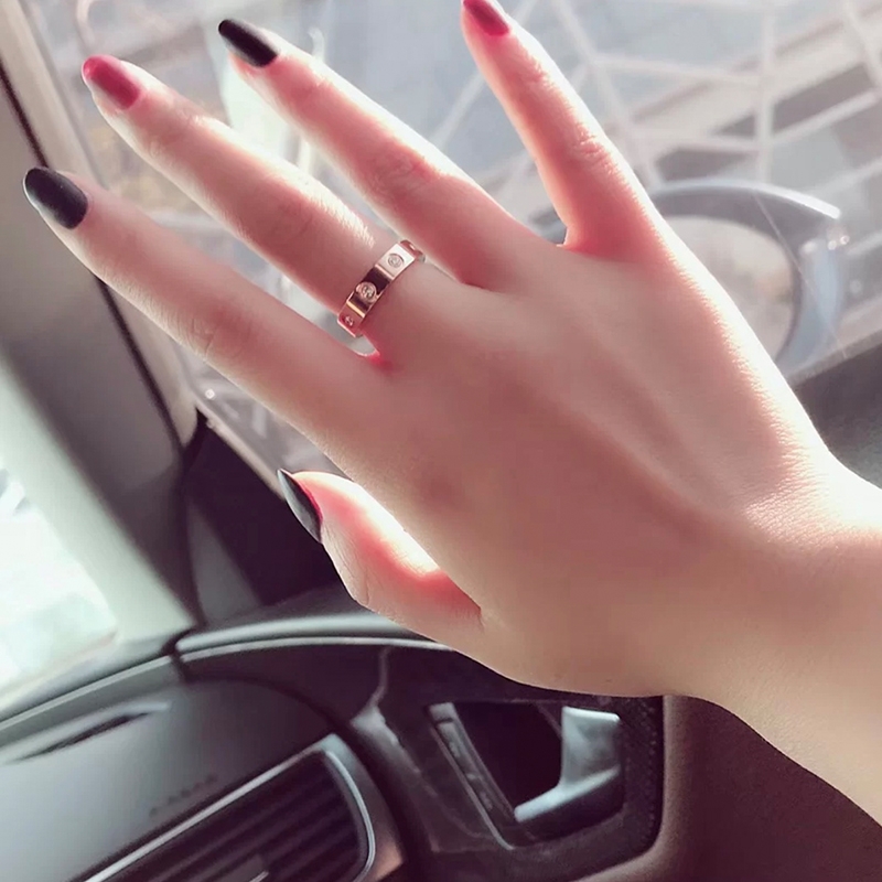 戒指情人节礼物镶钻指环 玫瑰金宽窄版情侣款对戒卡家 18K love 戒指情人节礼物镶钻指环 玫瑰金宽窄版情侣款对戒卡家 18K love