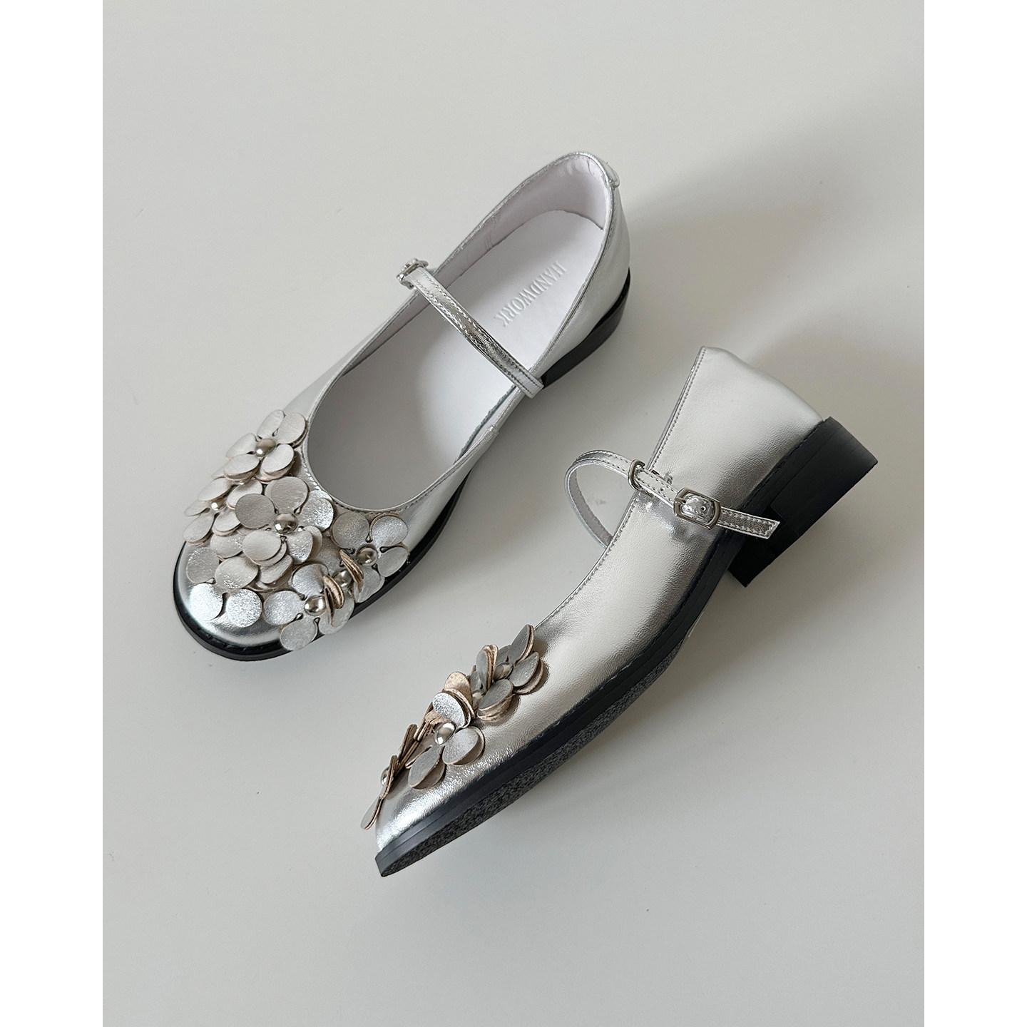 2026年新款花朵装饰圆头浅口一字扣带单鞋女牛皮版百搭舒适平底鞋,淘宝优惠券,粉丝福利购,淘宝优惠卷