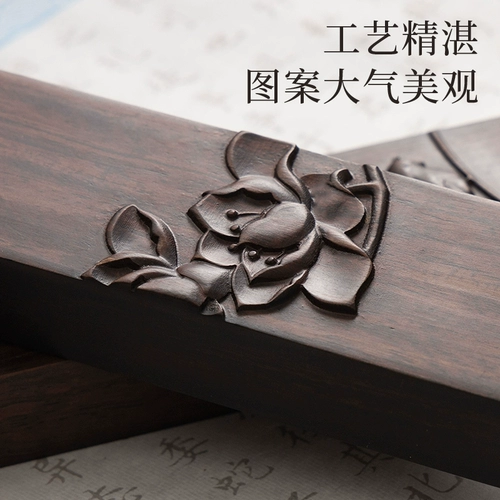 Черная сандаловая каллиграфия городская газета «Поднимите процесс помощи».