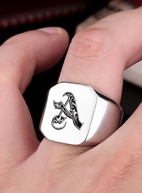 新款欧美时尚26个英文首字母钛钢戒指男复古朋克方形光面18MM潮男