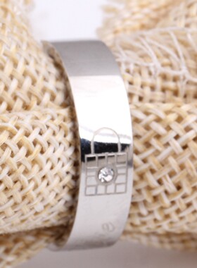 新款欧美跨境时尚6 4MM锁钥匙镶钻钛钢情侣戒指对戒刻字热卖