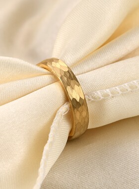 新款欧美4MM简约钨钢切面指环复古鱼鳞捶打纹金银黑钨钢戒指热卖