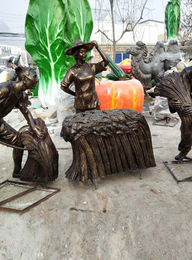 纯铜定制农民扛背篓担扁担雕塑像