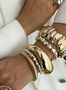 欧美跨境ins叠戴风气质仿珍珠手串女 开口金属重工宽面褶皱手镯