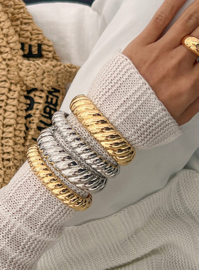 欧美跨境个性时尚光面百搭开口手环饰品ins螺纹肌理感弹簧扣手镯