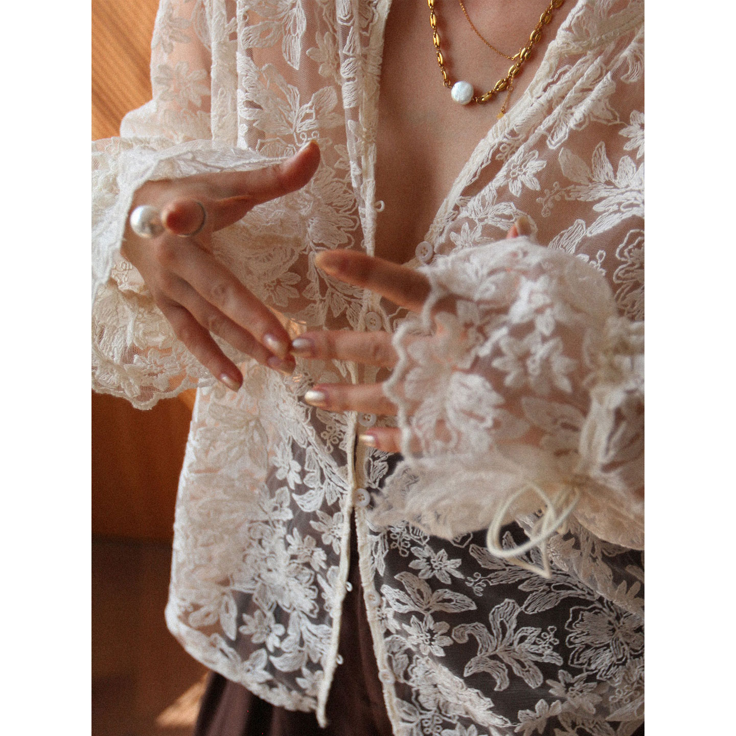 A'1st编辑店 塞纳午后氛围感重工刺绣立体蕾丝衬衫叠穿打底蕾丝衫 - 图0