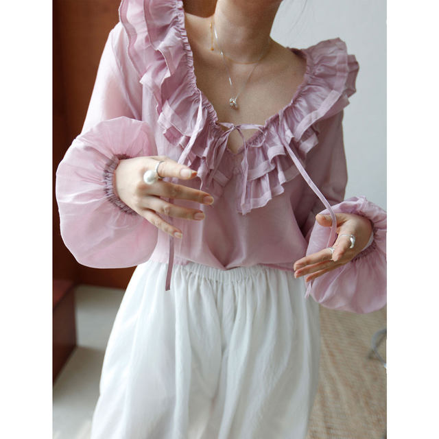 ເສື້ອ chiffon ruffled ຄໍ V ສີບົວນາງຟ້າ