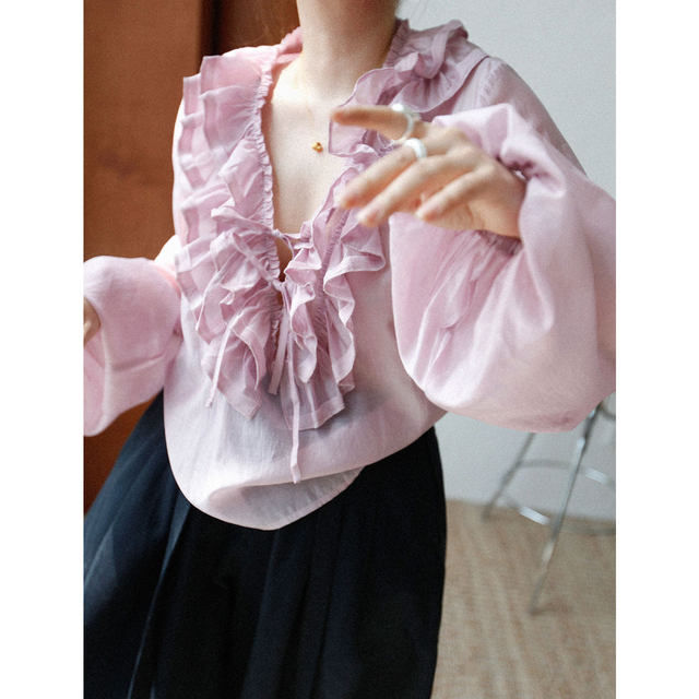 ເສື້ອ chiffon ruffled ຄໍ V ສີບົວນາງຟ້າ