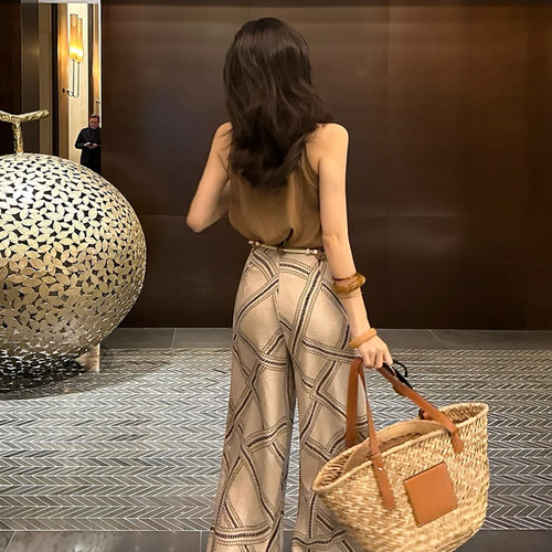 咖色v领挂脖无袖衬衫女夏季2026新款设计感甜辣妹百搭绝美小上衣 - 图1