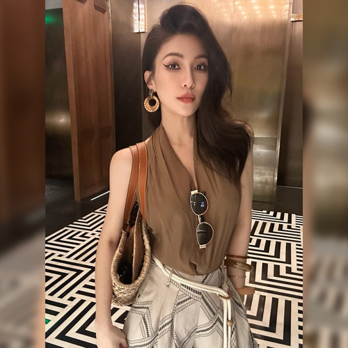 咖色v领挂脖无袖衬衫女夏季2026新款设计感甜辣妹百搭绝美小上衣 - 图0