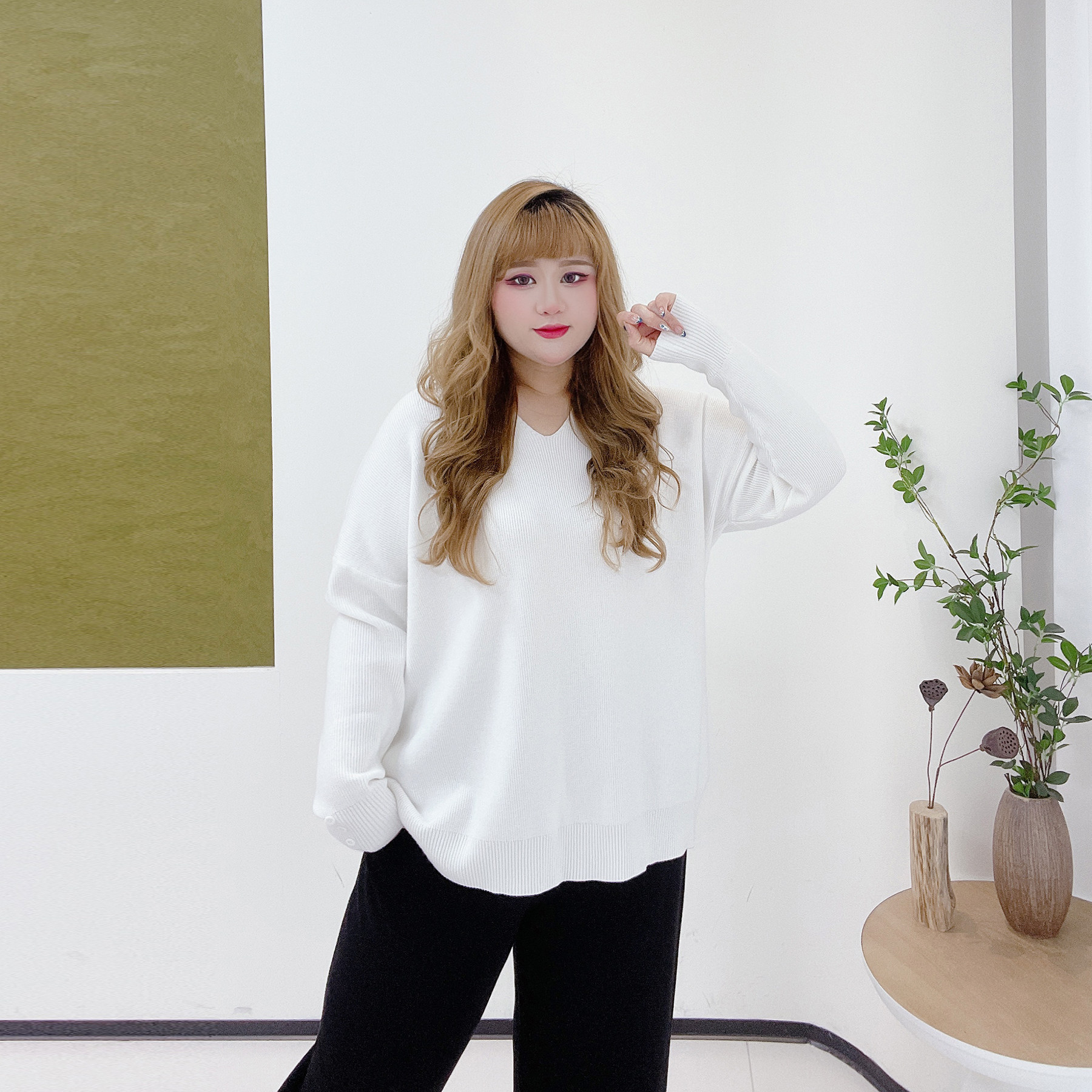 350斤显瘦加厚V领针织打底衫胖莹莹大码女装秋冬弹力简约纽扣毛衣,淘宝优惠券,粉丝福利购,淘宝优惠卷