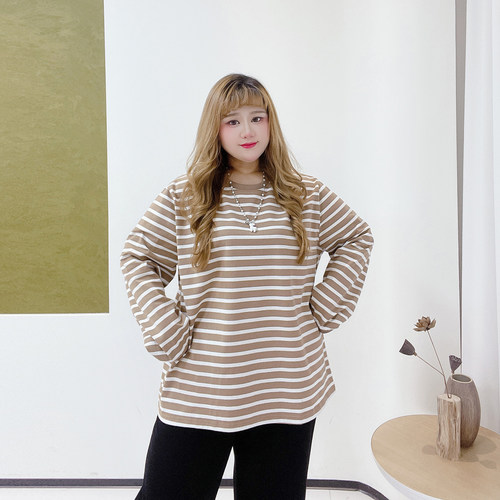韩系休闲风遮肉条纹上衣胖莹莹大码女装春季正肩百搭阔版条纹T恤 - 图1