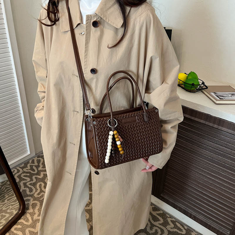 手拎水桶包包女2026新款春季高级感复古小众超火单肩包通勤斜挎包,淘宝优惠券,粉丝福利购,淘宝优惠卷