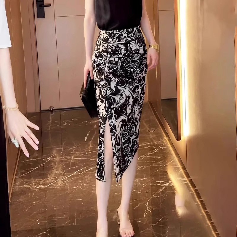 半身裙女2025夏季新款不规则缎面印花开叉气质高腰洋气修身a字裙 - 图3