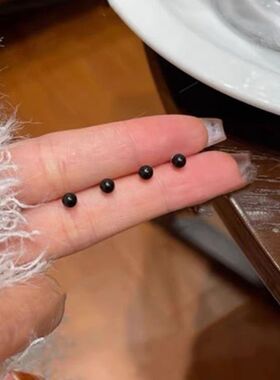 个性迷你黑色珍珠耳钉2023新款爆款养耳黑色圆球豆豆男女圆珠耳饰
