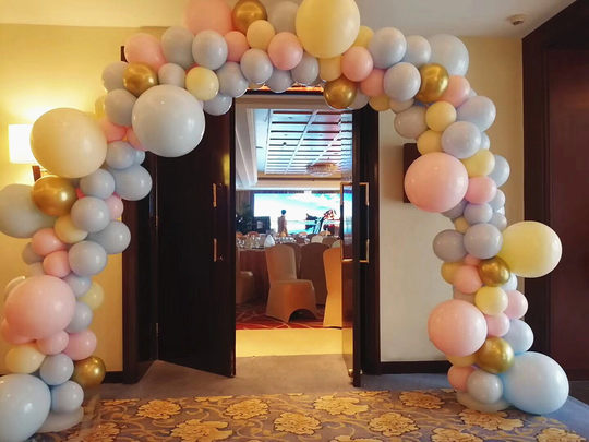 Наполненная водой большая арка из воздушных шаров для вечеринок в торговом центре