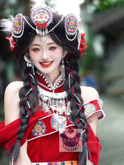 新款少数民族纳西族服饰苗疆爆款摄影苗族红色少女套装高端旅拍服