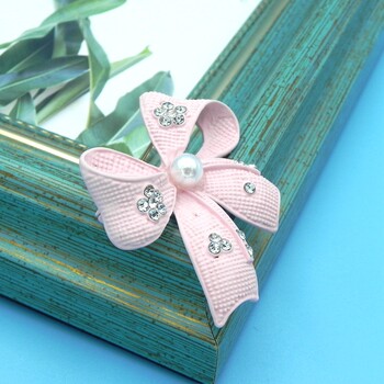 ເຄື່ອງປະດັບ Qingdao ສີບົວ lacquered bow tie brooch inlaid with gems and pearls temperament accessories stall supply