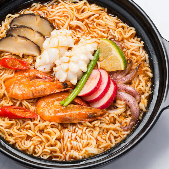 Imported from Thailand, Yangyang Tom Yum Goong thick soup noodles are sour and spicy.