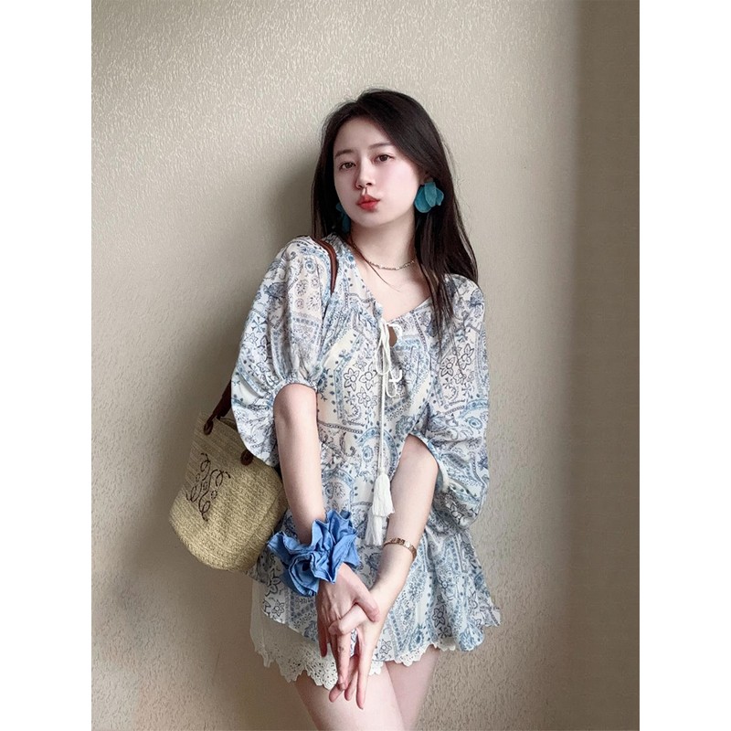 度假风蓝色印花短袖衬衫女夏季法式小众设计感宽松系带泡泡袖上衣 - 图3