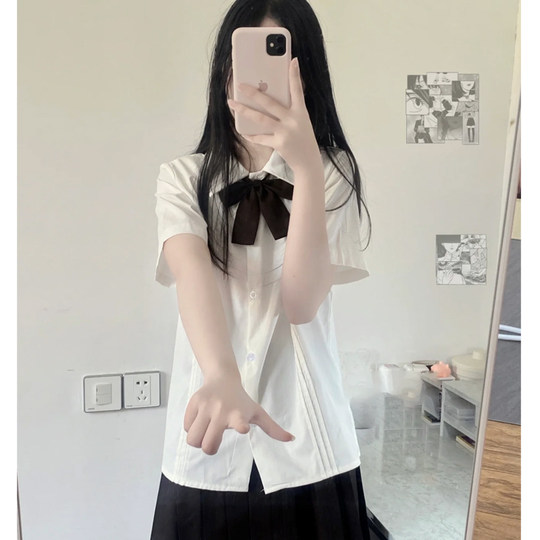 Базовая рубашка с короткими рукавами со складками в японском стиле.