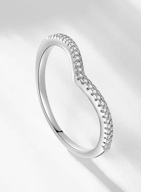 925纯银微镶镀金V字条戒指女款镶嵌仿真钻戒简单搭配多变护戒排钻