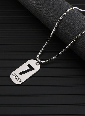 幸运数字7方牌字母吊坠钛钢项链女ins嘻哈男挂饰长款卫衣毛衣链子