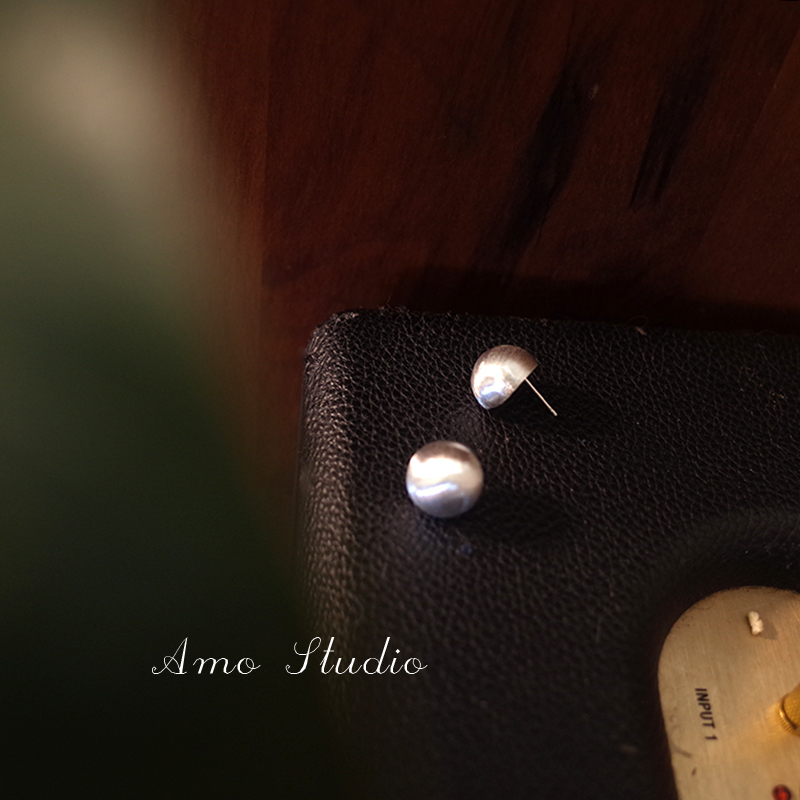 AMO拉丝圆球银针耳钉女小众设计感高级耳饰精致耳环2025年新款潮 - 图1