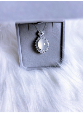 天然冰种玉髓吊坠女款镶嵌宝石高冰蛋面。像是冰岛上跳舞得芭蕾