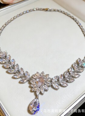 满钻花朵流苏项链耳环套装轻奢