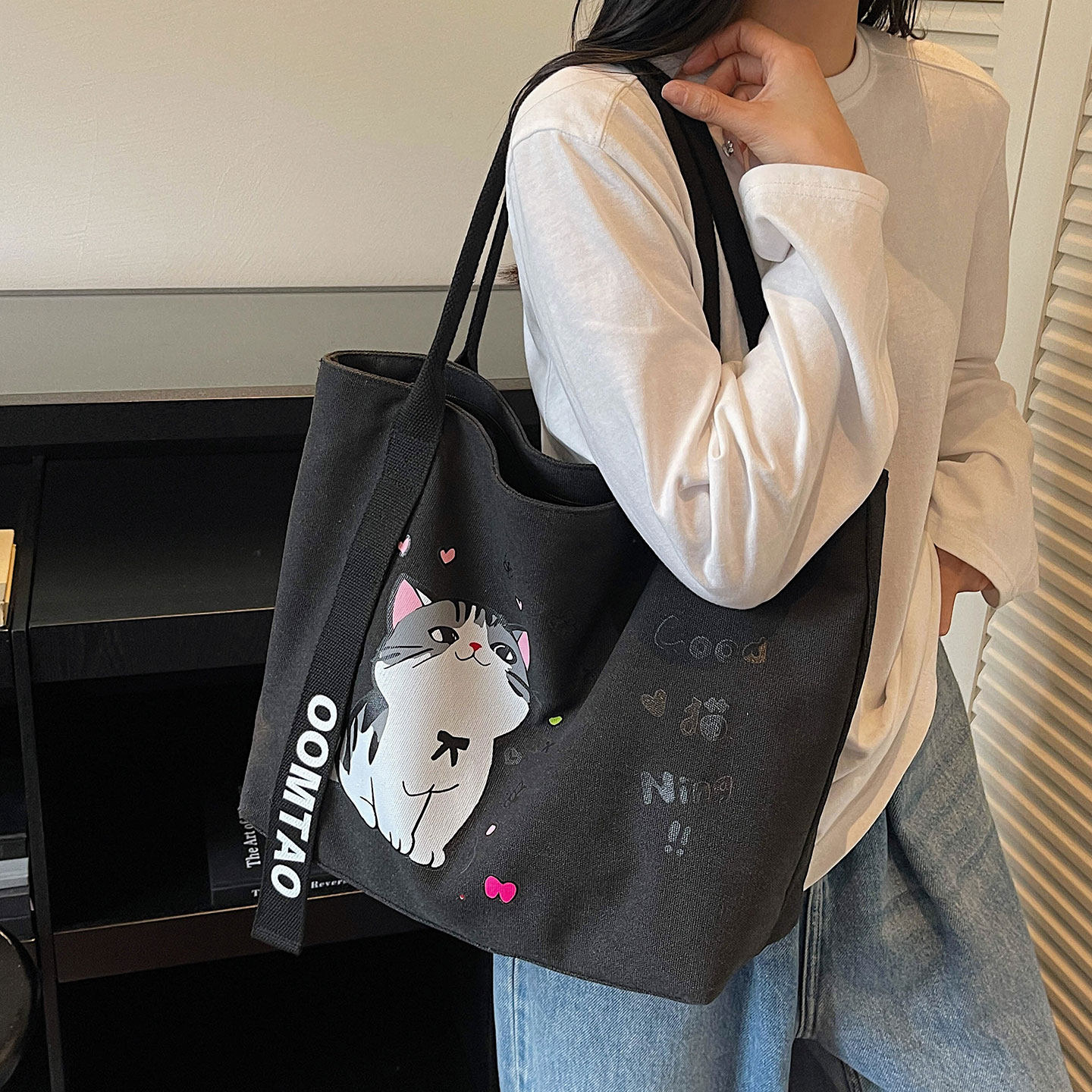 休闲大容量帆布通勤包包女2025新款时尚轻便手提购物袋单肩托特包,淘宝优惠券,粉丝福利购,淘宝优惠卷