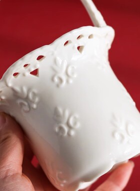 欧洲复古浮雕镂空陶瓷提篮摆件