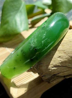 新疆和田玉碧玉手镯 苹果绿黑点少特色油润羊脂福镯菠菜绿老坑