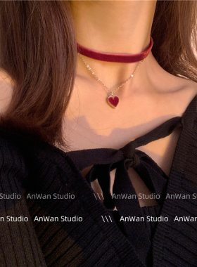 超气质的丝绒爱心锁骨链choker