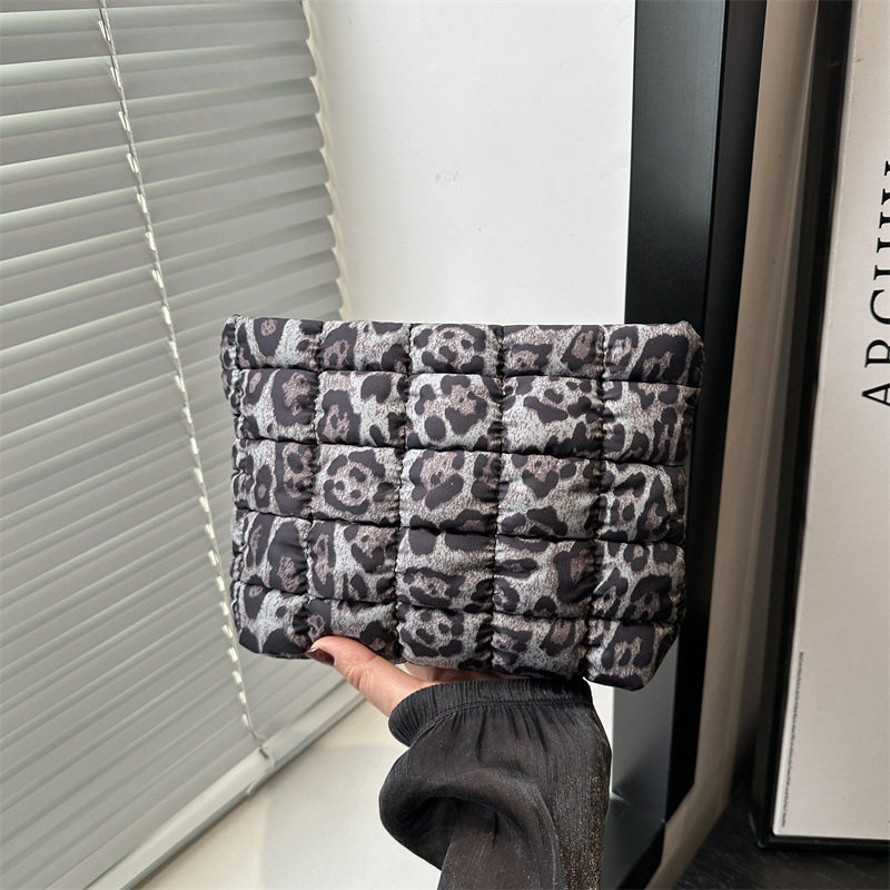 网红时尚褶皱零钱包2025春季新款洋气手拿包今年流行休闲包百搭女,淘宝优惠券,粉丝福利购,淘宝优惠卷