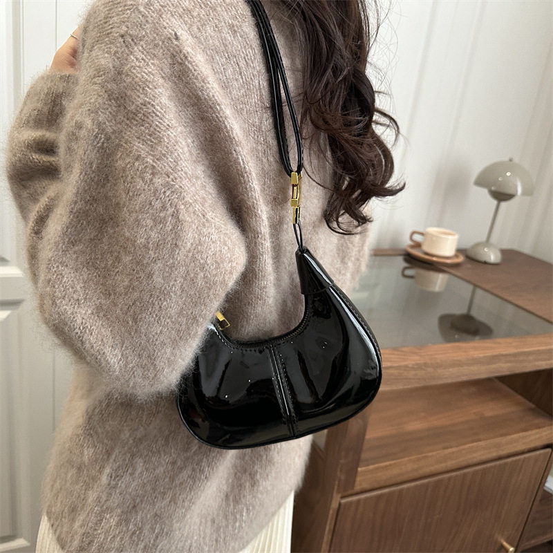 时尚潮流韩系小众单肩月牙包女2026春季新款质感简约纯色斜挎包,淘宝优惠券,粉丝福利购,淘宝优惠卷