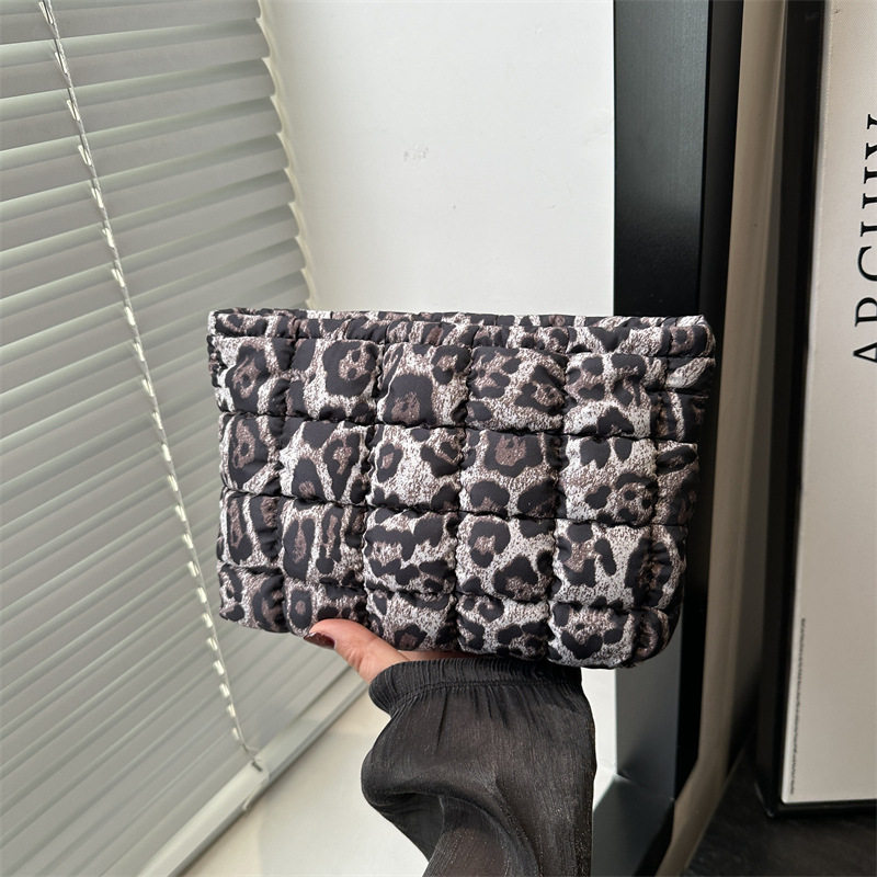 网红时尚褶皱零钱包2025春季新款洋气手拿包今年流行休闲包百搭女,淘宝优惠券,粉丝福利购,淘宝优惠卷