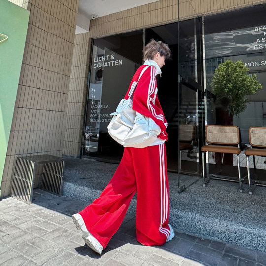 Traje de chaqueta con cuello alto de estilo deportivo rojo americano para hombres y mujeres, conjunto de dos piezas de pantalones casuales sueltos de tres rayas de marca de moda