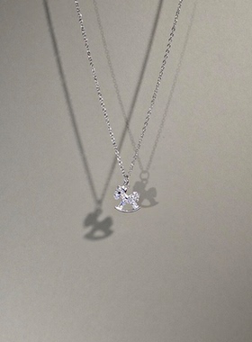 清冷感爆闪小木马吊坠项链女