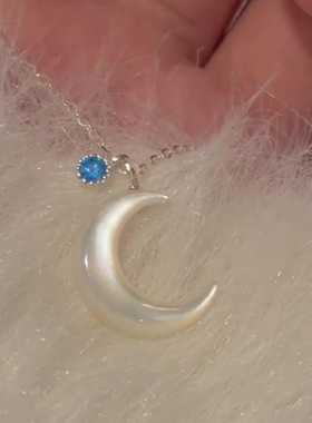 蓝色闪钻白蝶贝月牙项链