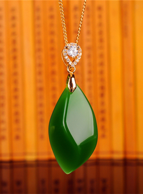 女款菠菜绿碧玉吊坠随型原石挂件