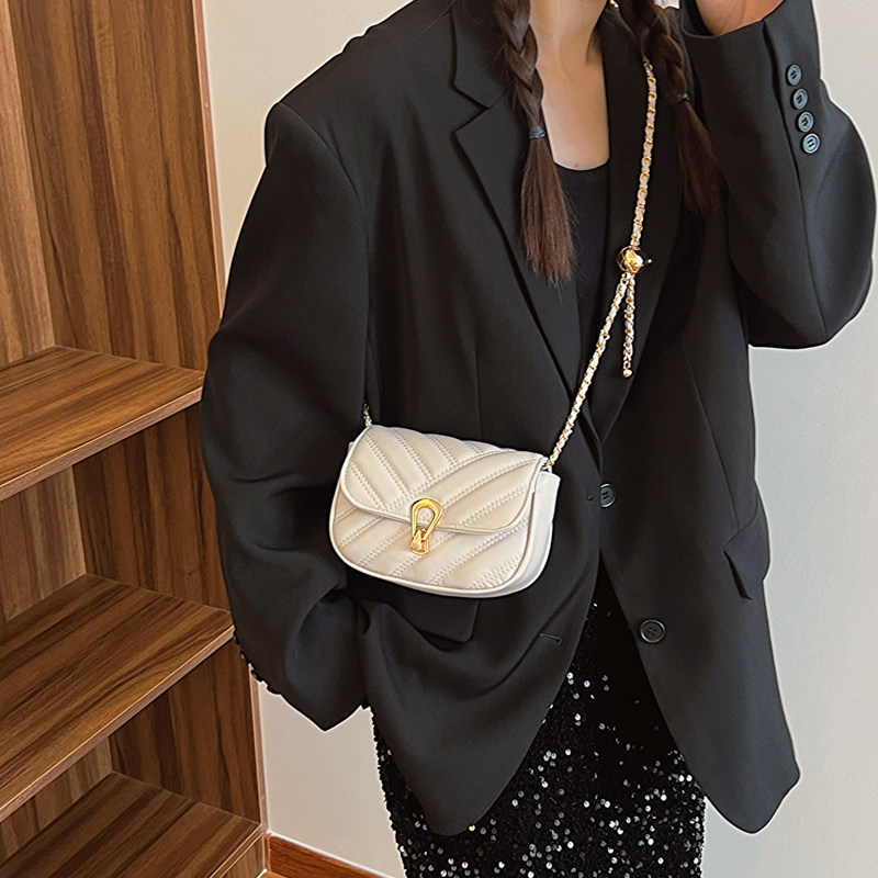今年流行百搭ins锁扣小包包女2024新款韩版百搭单肩斜挎包小方包,淘宝优惠券,粉丝福利购,淘宝优惠卷