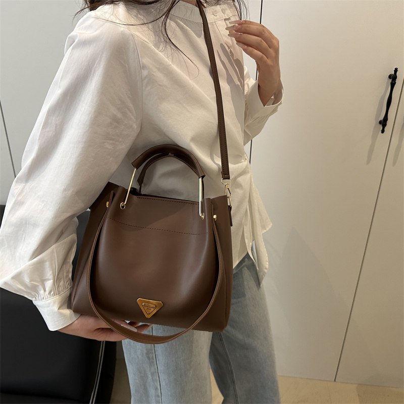 高级感小众时尚手拎水桶包女2025新款潮菜篮子上班通勤单肩斜跨包,淘宝优惠券,粉丝福利购,淘宝优惠卷