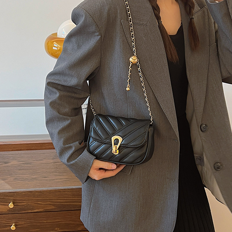 今年流行百搭ins锁扣小包包女2024新款韩版百搭单肩斜挎包小方包,淘宝优惠券,粉丝福利购,淘宝优惠卷