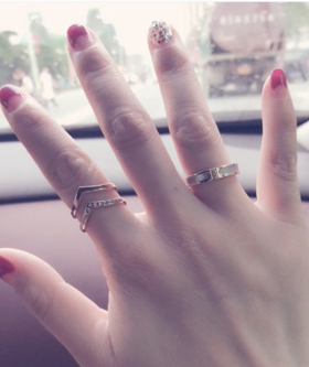 白贝壳镶钻钛钢玫瑰金时尚风戒指