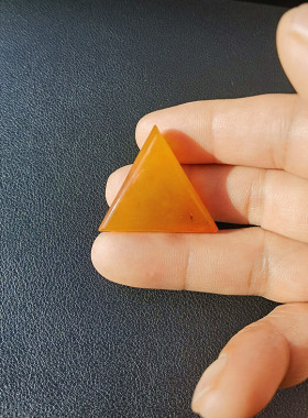 中国水晶矿石天然红玛瑙金字塔型吊坠 31*35*11mm13.7g