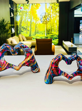 简约炫彩爱心手势摆件家居