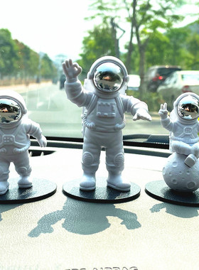 汽车前台太空人手办房间装饰品